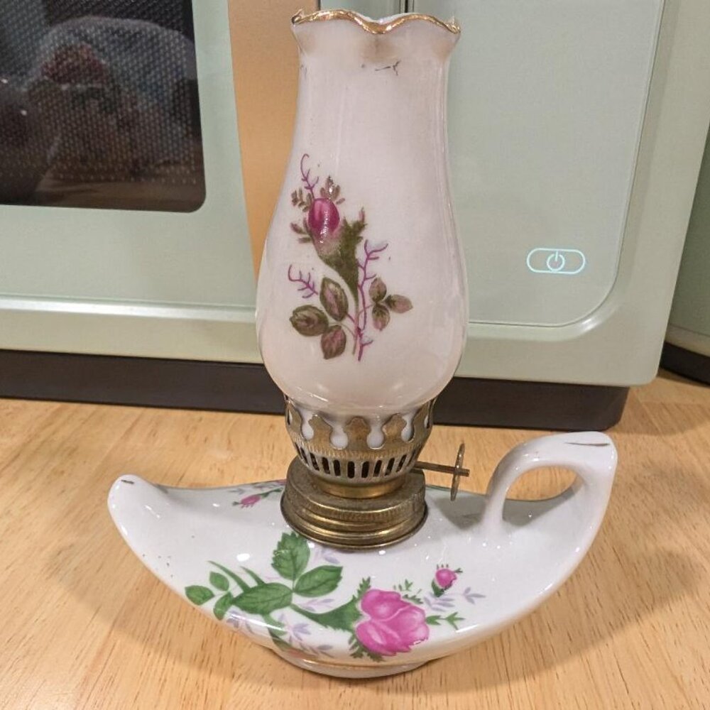 VINTAGE 1960s ALADDIN STYLE PORCELAIN ROSE with GOLD TRIM OIL LAMP